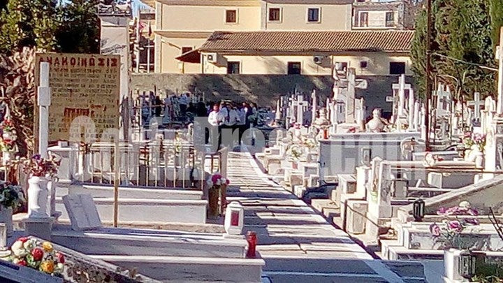 Θρήνος στην κηδεία της 18χρονης από την Πετρούπολη (εικόνες)